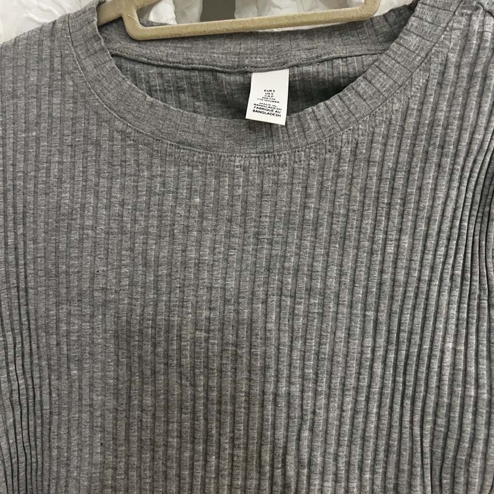 H&M maternity Gray Ribbed Two-Piece skirt Set crop top that layers over skirt